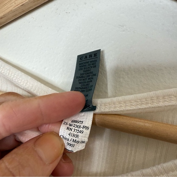 REI 100% Silk Ribbed Sheer V-Neck Longsleeve size medium - Picture 4 of 8